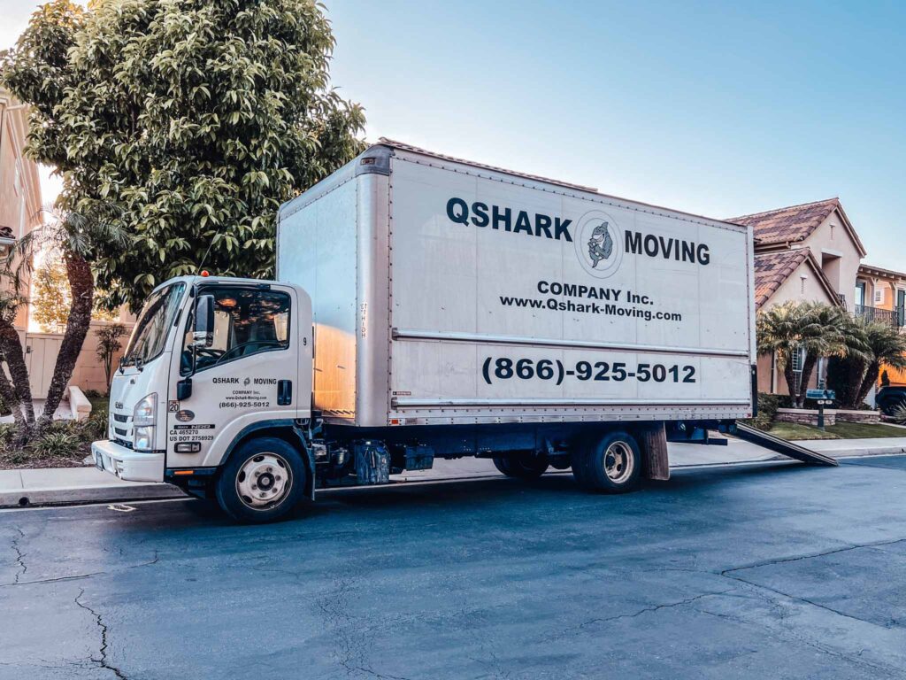 a picture of qshark 16ft truck