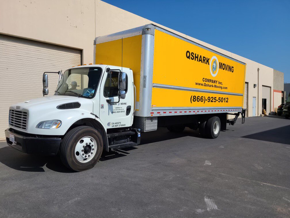 a picture of 26ft qshark moving truck