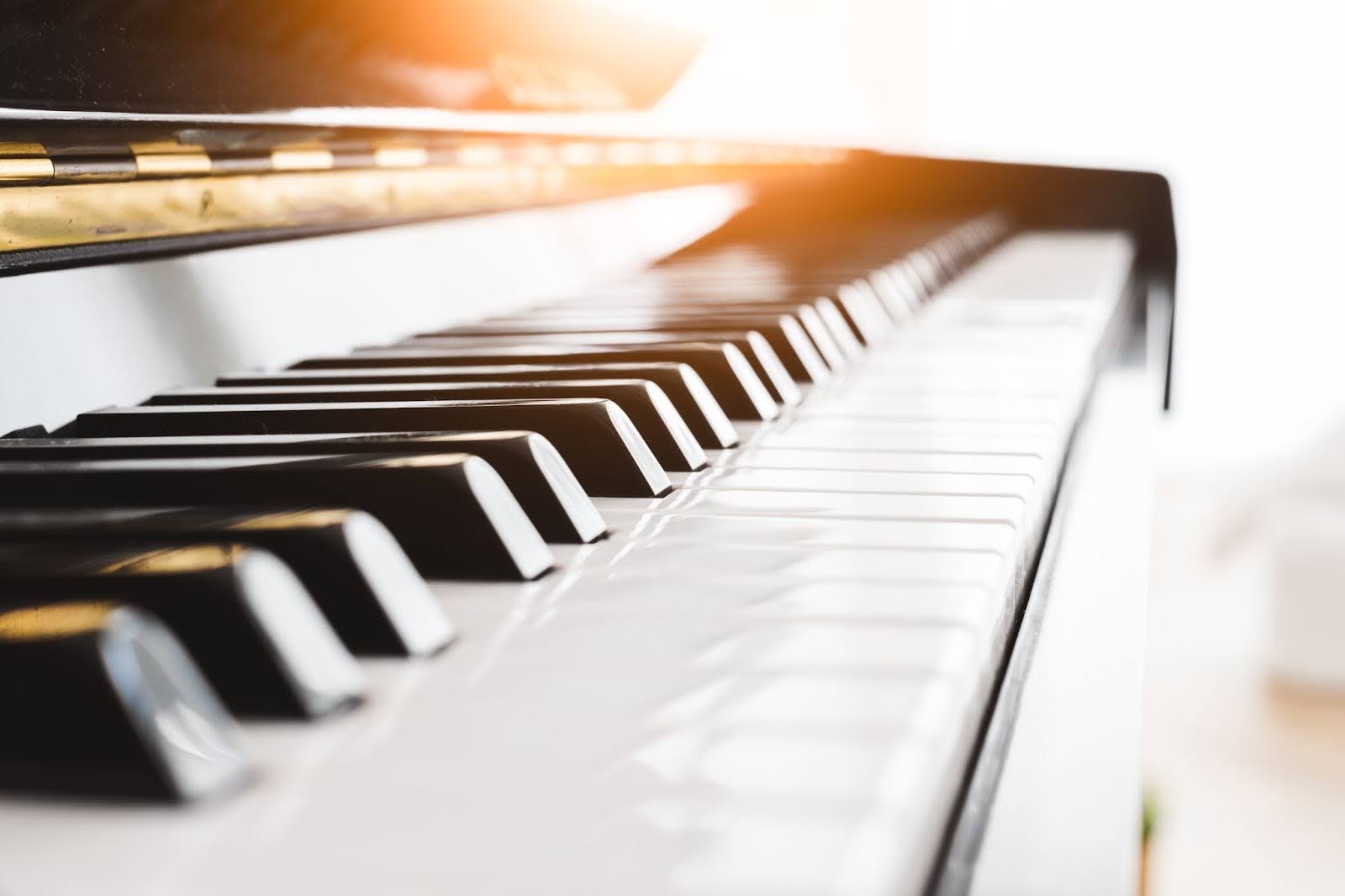 How to Move a Piano Down the Stairs | Qshark Moving Company