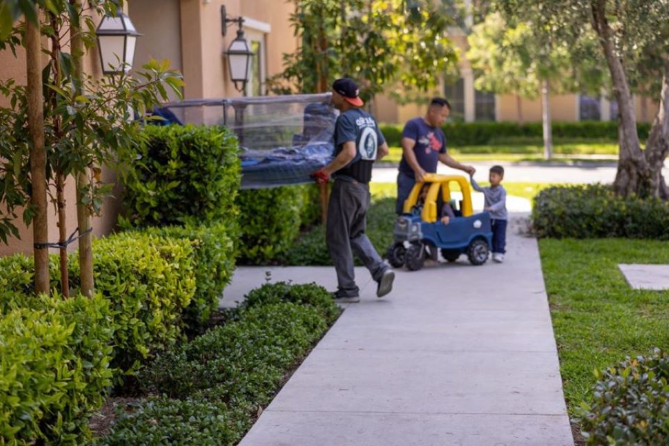 cost of moving to Los angeles, picture of movers moving furniture