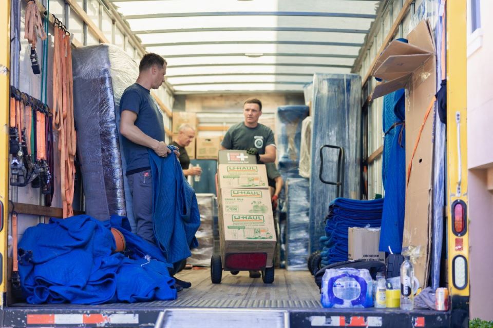 a picture of the moving process with moving company los angeles