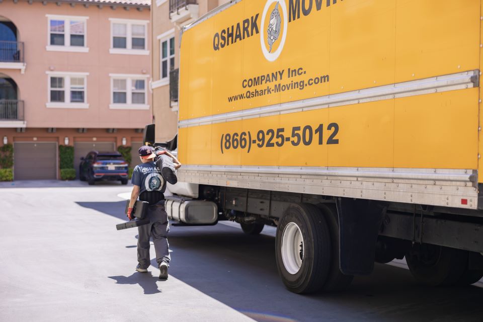 a picture of movers glendale ca next to qshark moving truck 