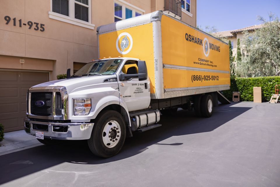 qshark moving truck for moving in Oakland